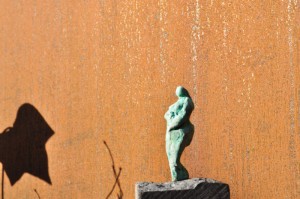Kvinde i solen - bronzeskulptur