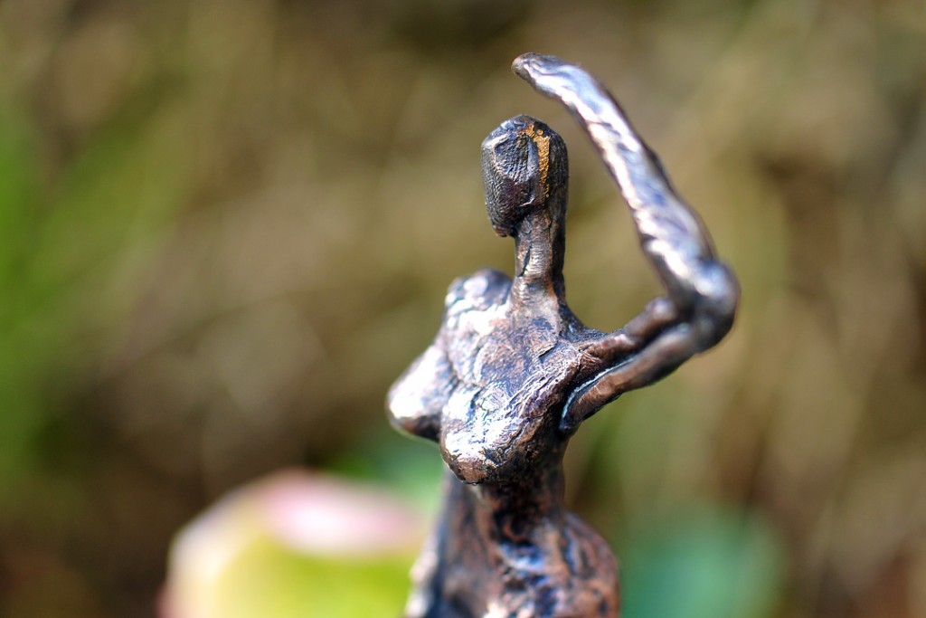 Bronzeskulptur - Kvinde danser - detalje.