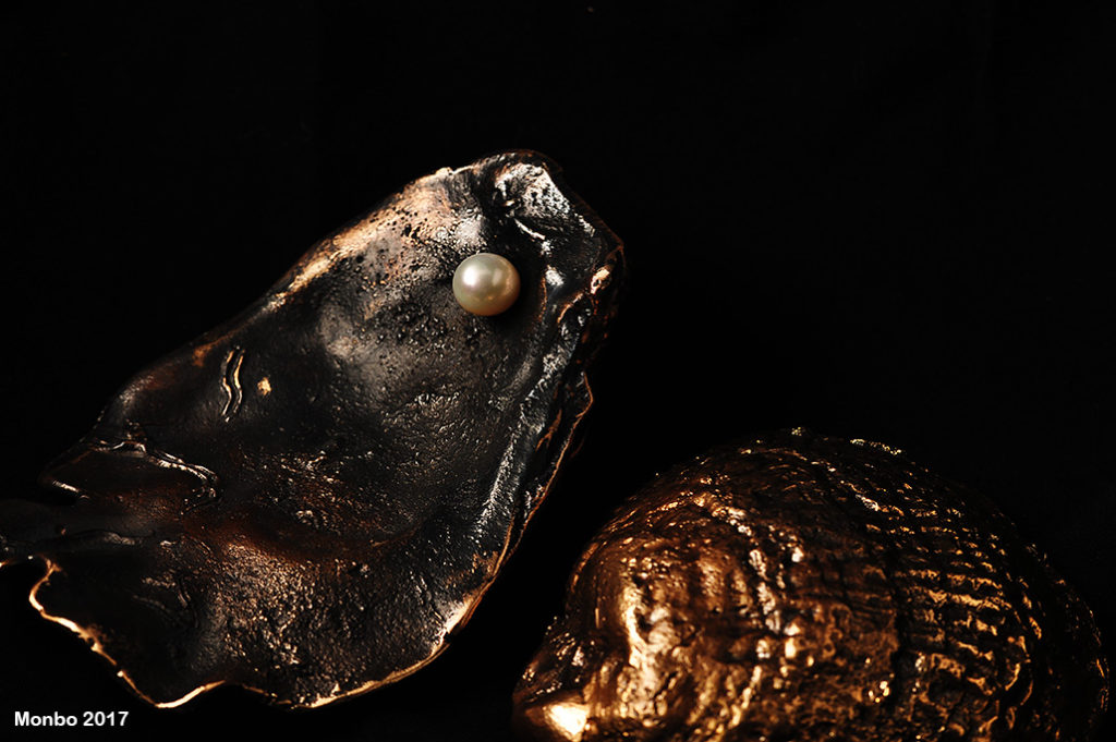 Østersskaller i bronze med ferskvandsperler.