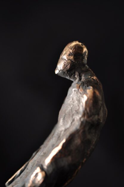 Bronzeskulptur-mand i bevægelse