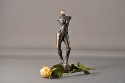 Bronzefigurer. Kvindefigur. Skulptur støbt i bronze.