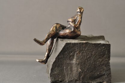 Bronzefigur af kvinde.