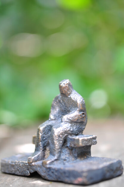 Mand på bænk - Bronzeskulptur