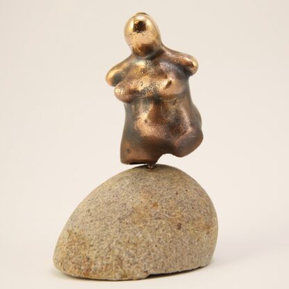 Kvinde på sten - Bronzefigur