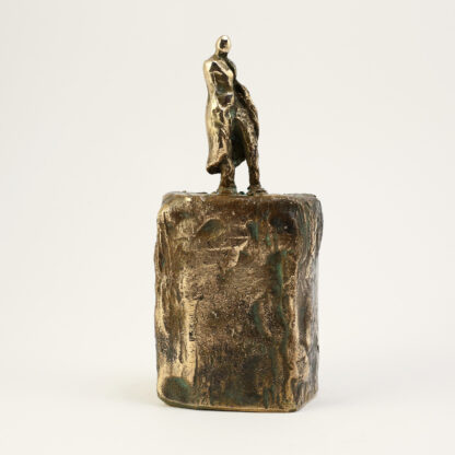 Mand på klippeblok - Bronzeskulpturer af Bo Kalvslund