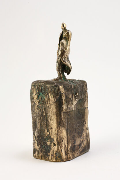 Mand på klippeblok - Bronzeskulpturer af Bo Kalvslund