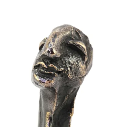 Mand med lang hals_Bronzeskulpturer af Bo Kalvslund
