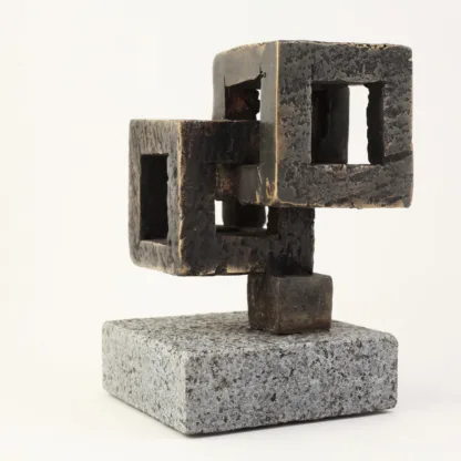 Kube i kube - Bronzeskulptur af Bo Kalvslund