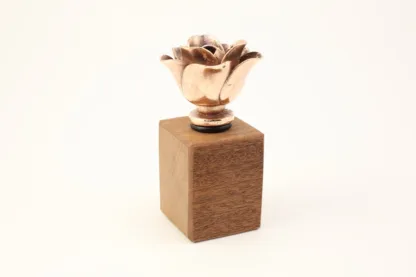 Rose - vinprop i bronze af Bo Kalvslund