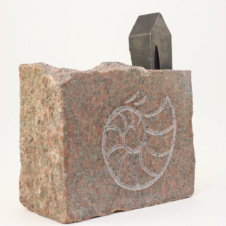 Fossil hus - Bronzeskulptur med granitsokkel