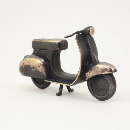 Scooter Vespa i bronze. Bronzeskulptur af Bo Kalvslund.