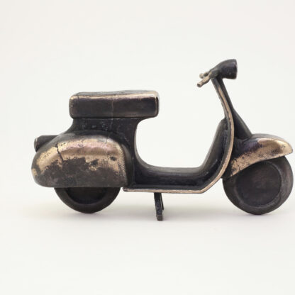 Scooter Vespa i bronze. Bronzeskulptur af Bo Kalvslund.