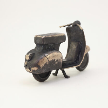 Scooter Vespa i bronze. Bronzeskulptur af Bo Kalvslund.
