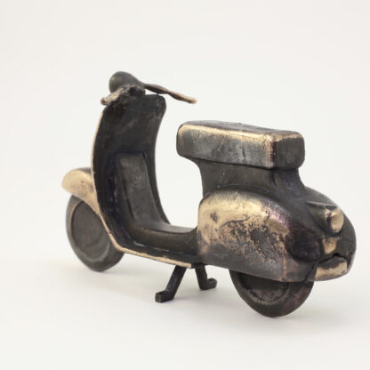 Scooter Vespa i bronze. Bronzeskulptur af Bo Kalvslund.