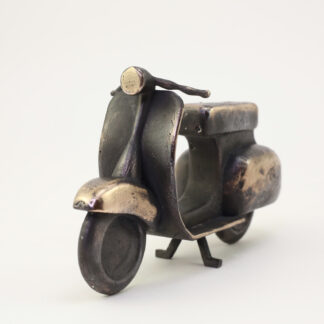 Scooter Vespa i bronze. Bronzeskulptur af Bo Kalvslund.