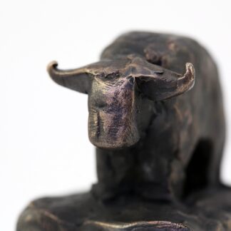 Tyren - Bronzeskulptur af Bo Kalvslund