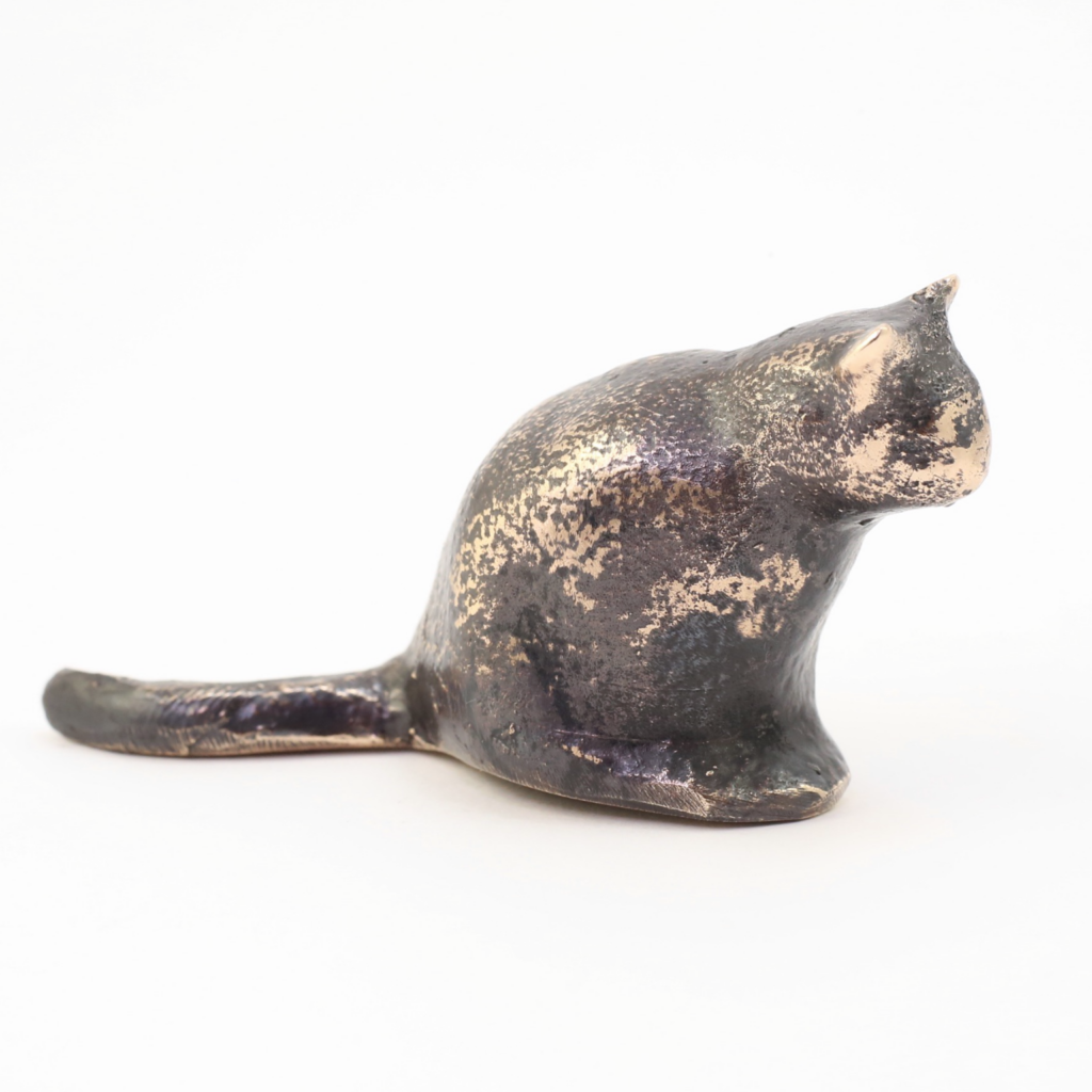 Kat - set skråt forfra fra venstre - Bronze figur af Bo Kalvslund