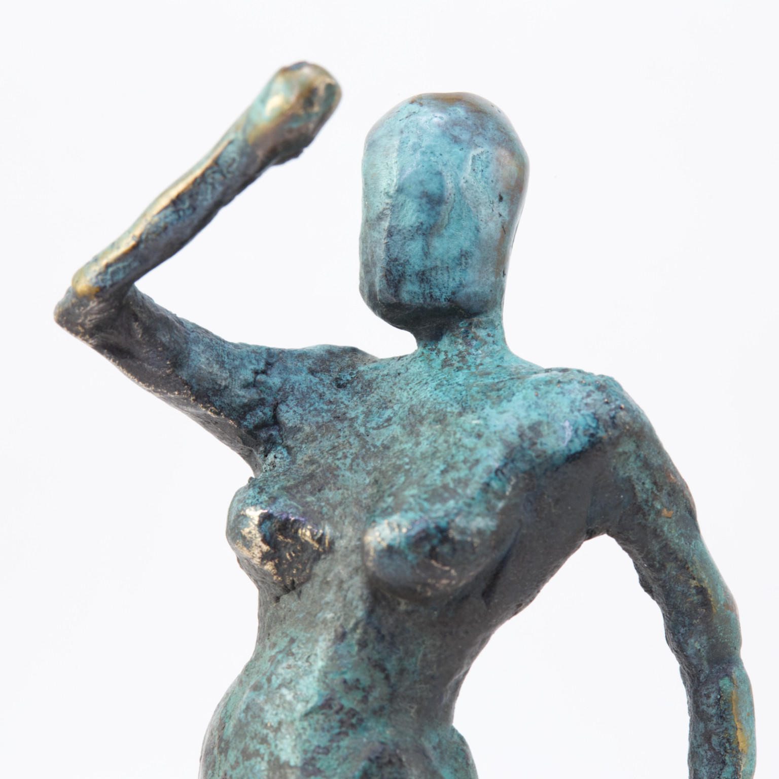 Kvindefigur i patineret bronze