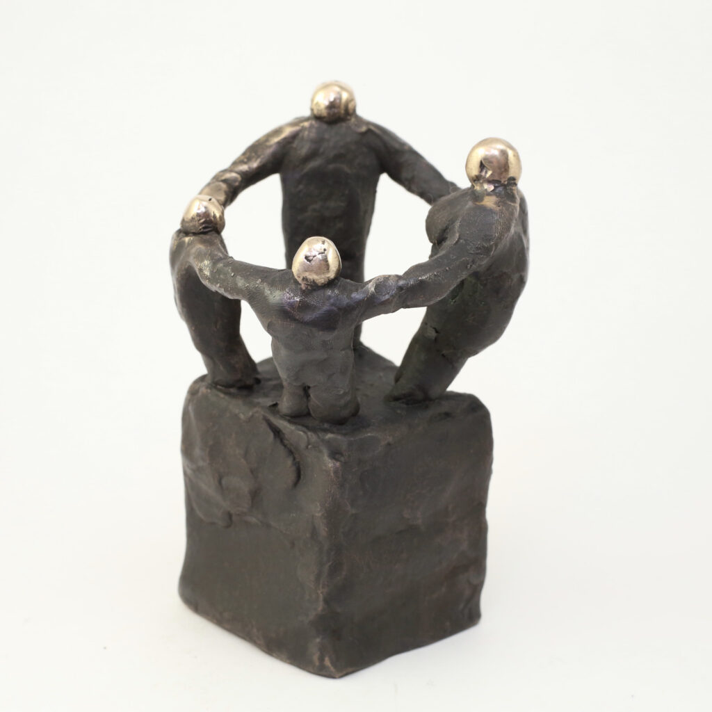 Familien - hele skulpturen - Bronzeskulptur af Bo Kalvslund