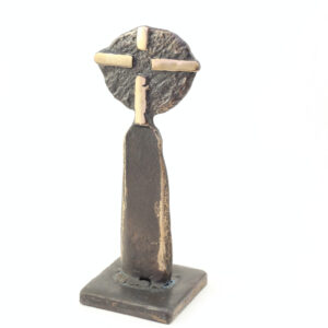 Figur med korsform - Bronzeskulptur af Bo Kalvslund